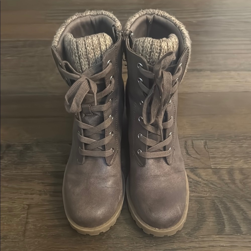 Women's Lace-Up Boots in Brown